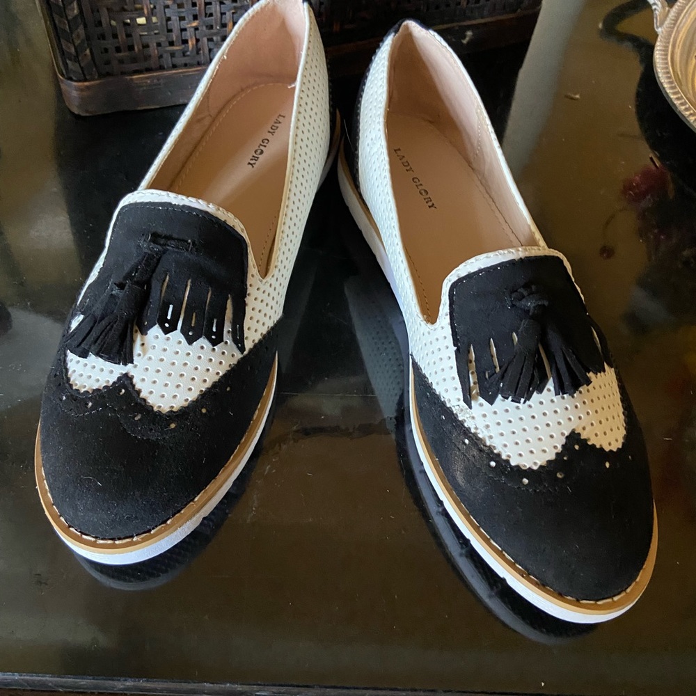 Beautiful Black & White Flats.You will be talk of the town in these beauties…